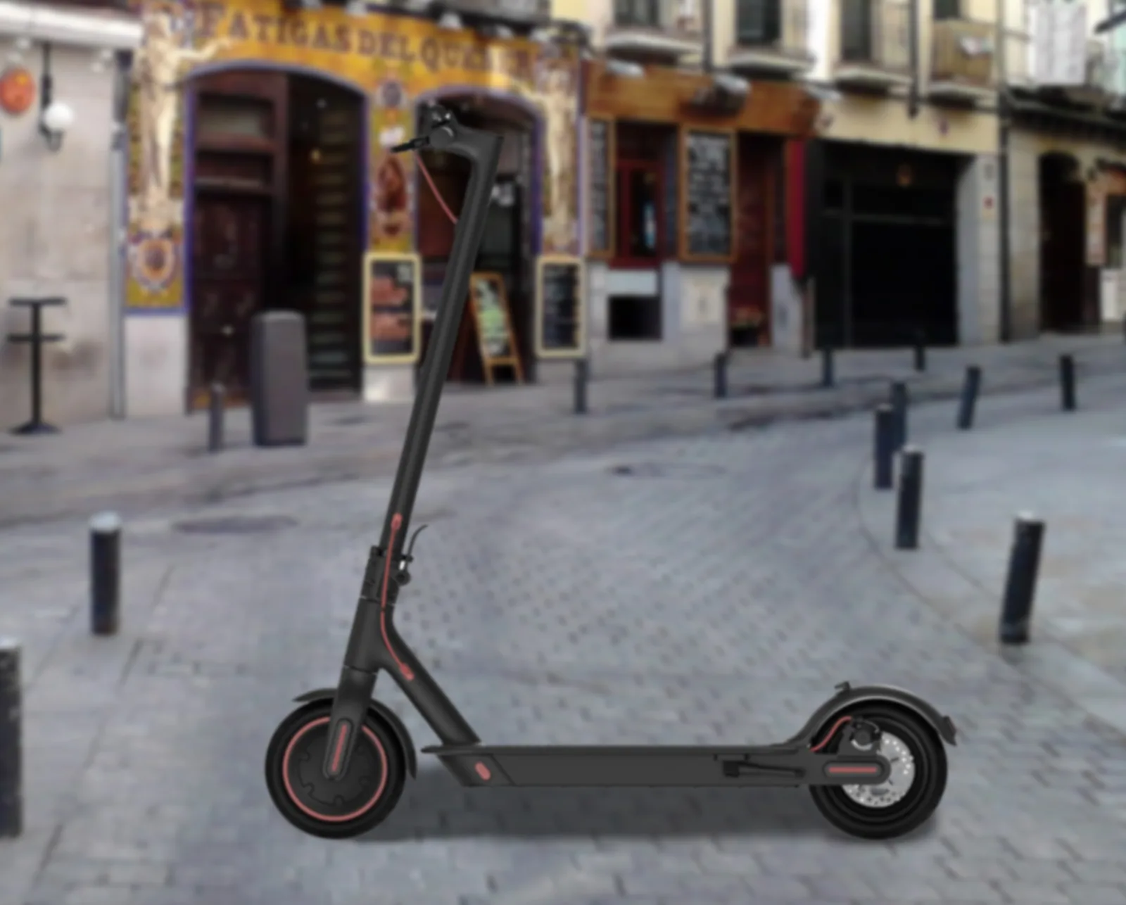 Förare med hjälm på en elsparkcykel i staden
